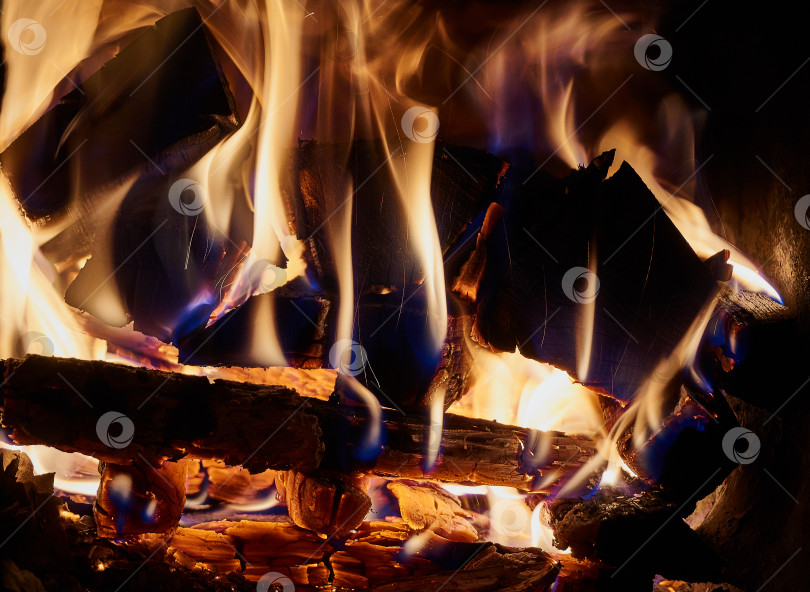 Скачать Оранжевое пламя с отблесками голубого огня от горящего дуба в русской печи. фотосток Ozero