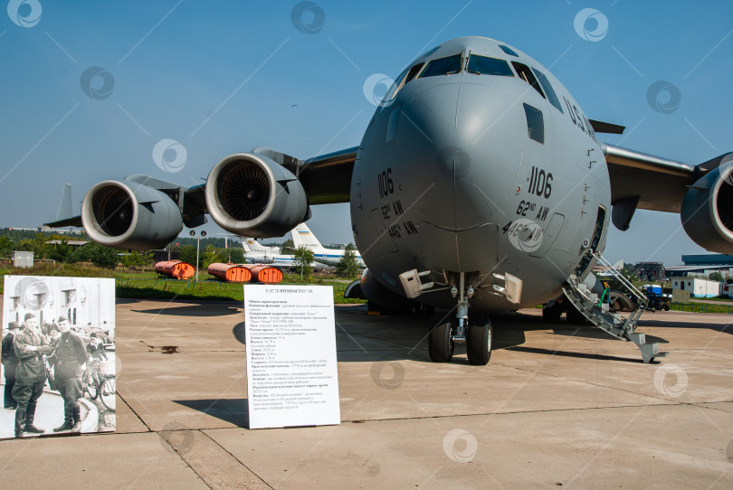 Скачать Военно-воздушные силы Соединенных Штатов (USAF). Большой военно-транспортный самолет McDonnell Douglas Boeing C-17 Globemaster III на статической стоянке МАКС-2007. фотосток Ozero