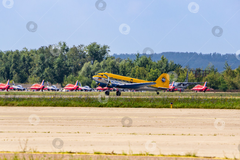 Скачать Американский двухмоторный самолет Douglas DC-2 выруливает на взлетно-посадочную полосу для взлета. Компания Douglas Aircraft. Самолеты времен Второй мировой войны. 100 лет Военно-воздушным силам России. фотосток Ozero