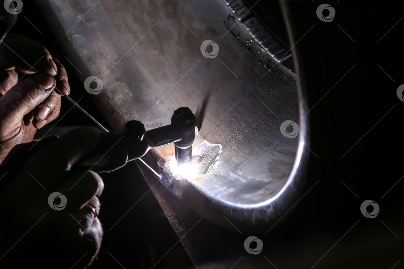 Скачать сварщик ремонтирует алюминиевое автомобильное колесо фотосток Ozero