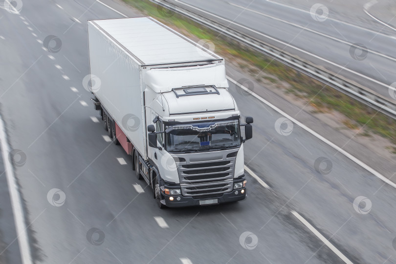 Скачать грузовик движется по шоссе фотосток Ozero
