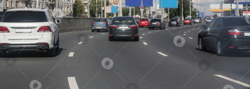 Скачать Автомобильное движение на многополосной улице в городе фотосток Ozero