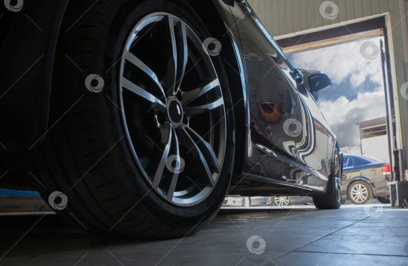 Скачать Автомобиль на ремонте в автосервисе фотосток Ozero
