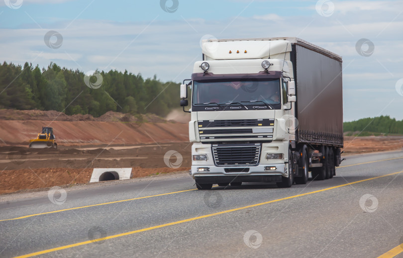 Скачать грузовик едет по шоссе фотосток Ozero