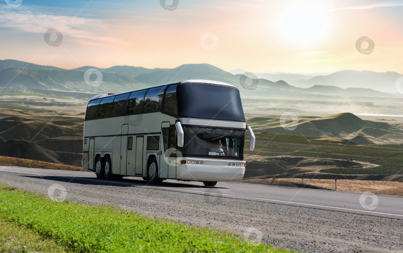 Скачать Автобус едет по живописному горному шоссе фотосток Ozero