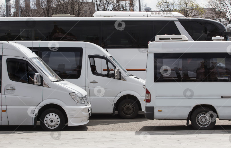 Скачать Разные автобусы на стоянке фотосток Ozero