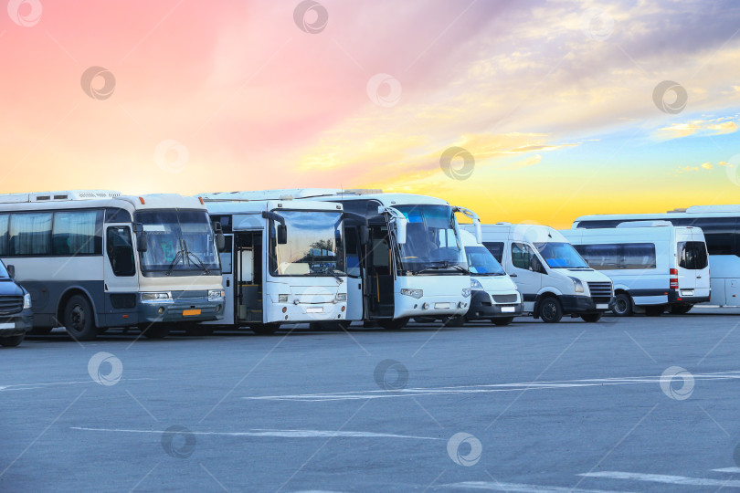 Скачать Автобусы на стоянке автовокзала на фоне неба на закате фотосток Ozero