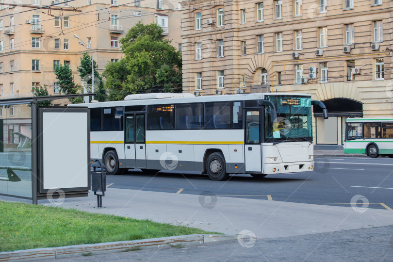 Скачать Автобусы движутся по городской улице фотосток Ozero