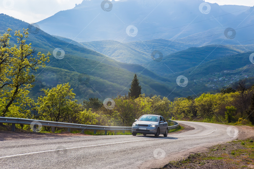 Скачать автомобиль движется по горной дороге фотосток Ozero