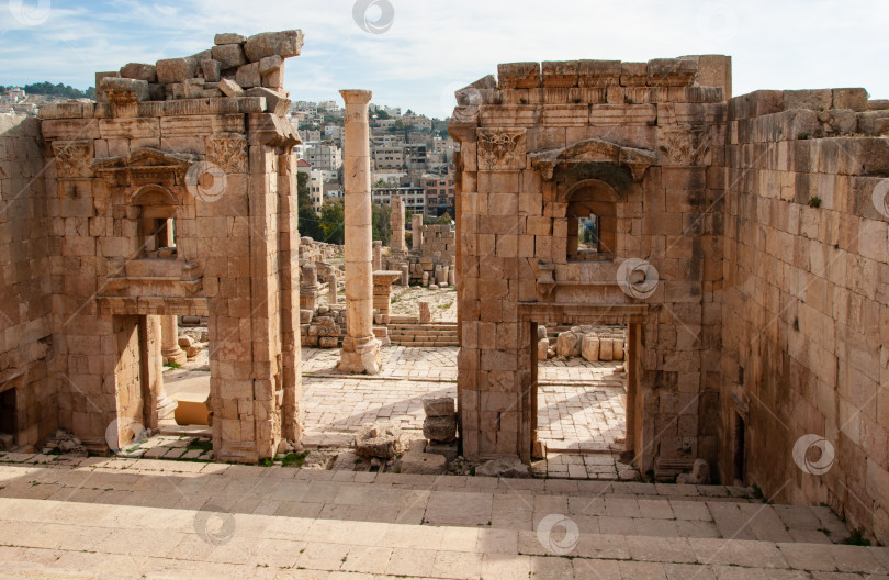 Скачать Римский город Гераса (Джераш, Иордания) - древний город, возраст которого составляет 6,5 тысяч лет. Архитектурная группа к одному из самых почитаемых мест старого Джераша - храму Артемиды. фотосток Ozero