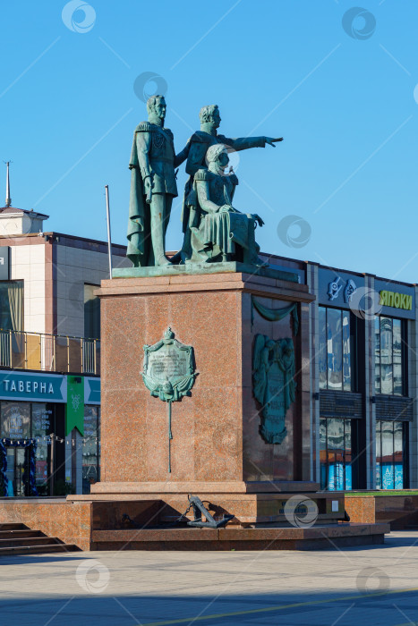 Скачать Памятник основателям города на набережной Новороссийска. Новороссийск, Россия - 20 декабря 2022 г. фотосток Ozero