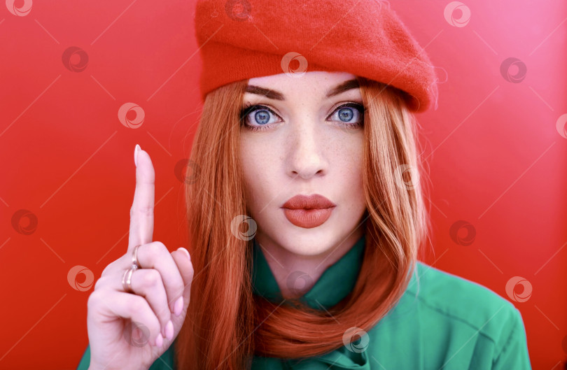 Скачать рыжеволосая девушка в красном головном уборе. эмоциональный портрет фотосток Ozero