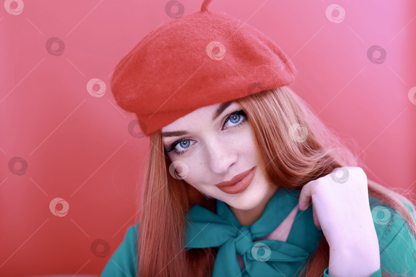 Скачать рыжеволосая девушка в красном головном уборе. эмоциональный портрет фотосток Ozero