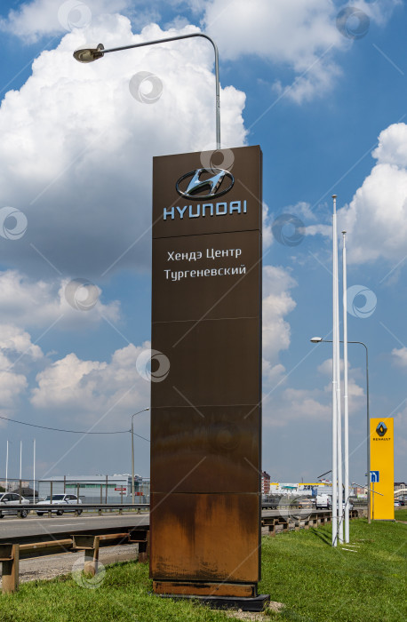 Скачать Коричневый вертикальный пилон с логотипом автопроизводителя Hyundai. Сервисный центр Hyundai в Адыгее. Краснодар, Россия - 04 августа 2022 г. фотосток Ozero