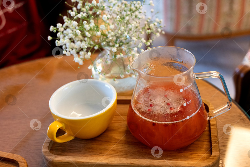 Скачать Чай из калины в стеклянной чашке с корицей и бадьяном. Крупный план. Выборочный фокус. фотосток Ozero