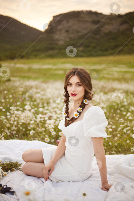 Скачать Красивая девушка расслабляется, лежа на траве в саду фотосток Ozero