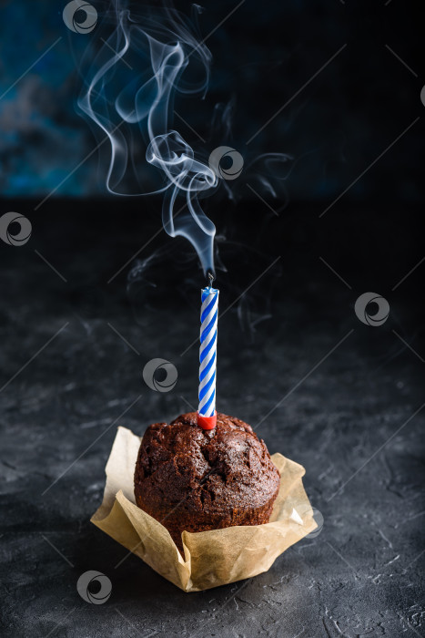 Скачать Шоколадный маффин на день рождения с задутой свечой фотосток Ozero