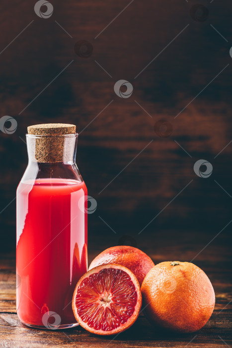 Скачать Бутылка кроваво-апельсинового сока фотосток Ozero