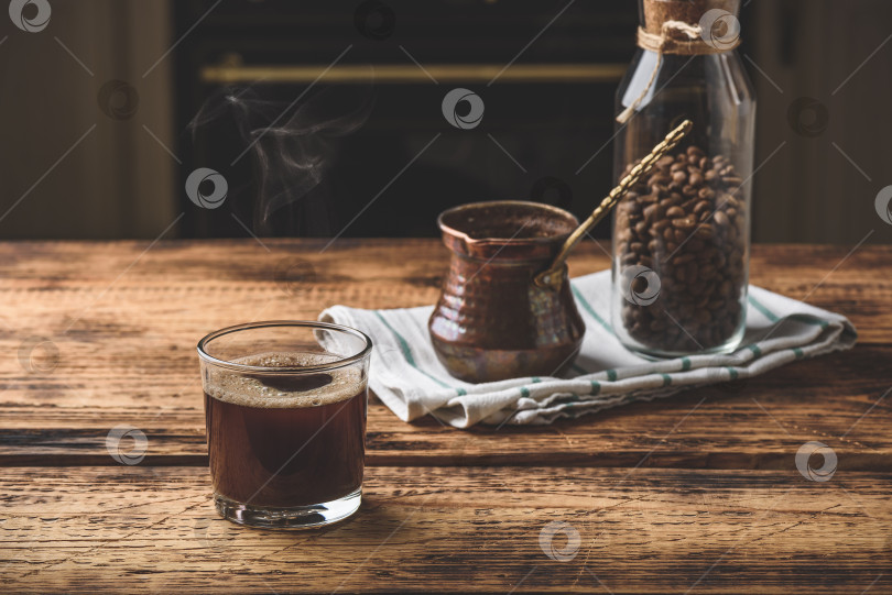 Скачать Свежесваренный кофе по-турецки в стакане для питья фотосток Ozero