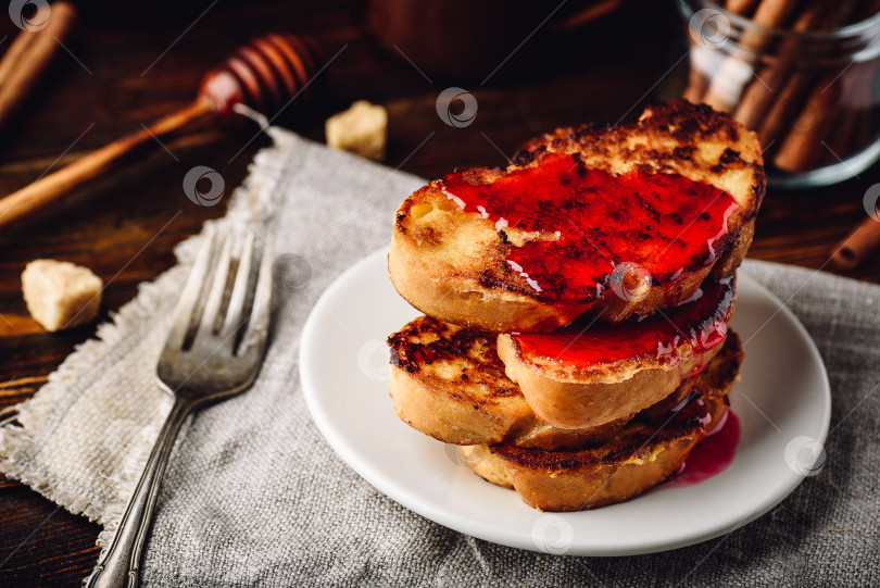Скачать Стопка французских тостов с ягодным мармеладом фотосток Ozero
