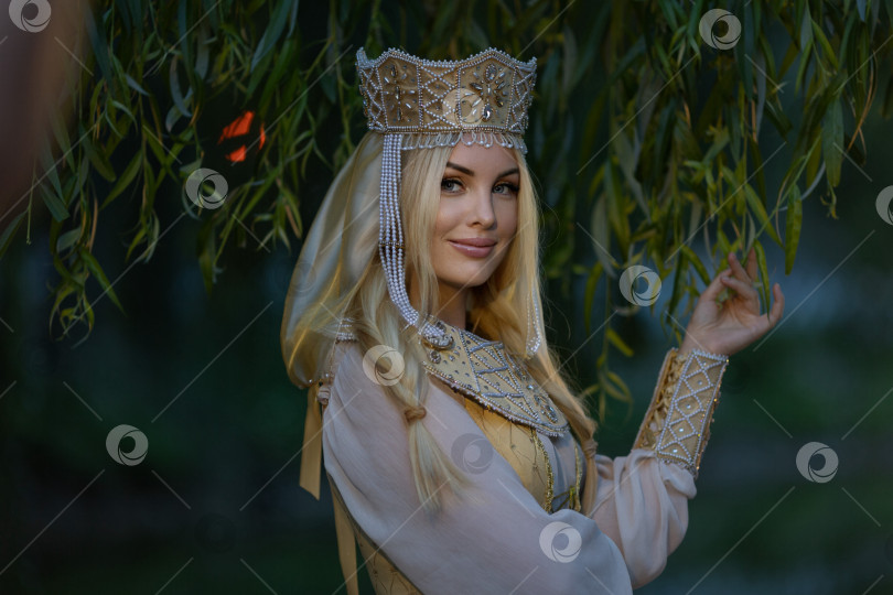 Скачать Портрет красивой девушки в кокошнике (короне) в традиционном русском стиле и с мечом в руках. Она смотрит в сторону. Русский национальный стиль фотосток Ozero