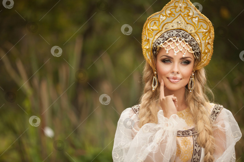 Скачать Портрет красивой девушки в национальном русском костюме с кокошником на голове. фотосток Ozero