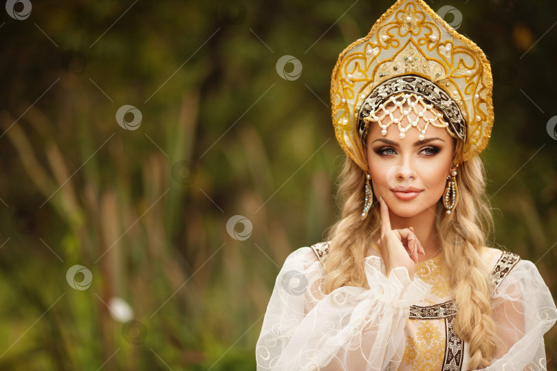 Скачать Портрет красивой девушки в национальном русском костюме с кокошником на голове. фотосток Ozero