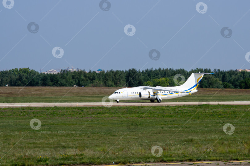 Скачать Украинский двухмоторный реактивный пассажирский самолет Ан-148 после посадки движется по взлетно-посадочной полосе Летно-исследовательского института имени Громова. МАКС-2011. Крупный план. фотосток Ozero