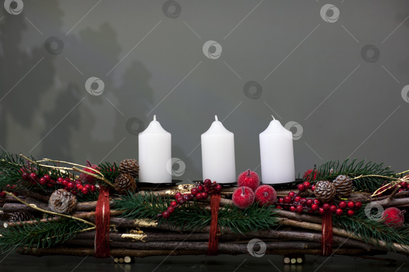 Скачать Украшения Рождественские свечи на сером фоне фотосток Ozero