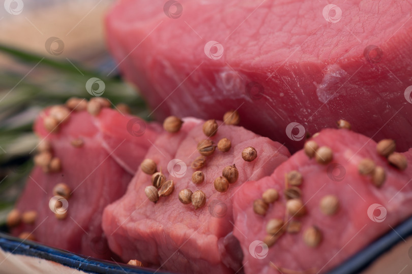 Скачать сырое мясо со специями фотосток Ozero