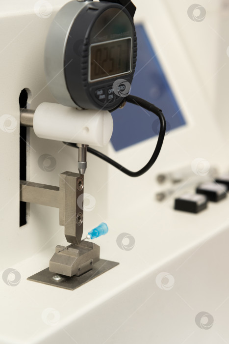Скачать Вертикальный снимок крупным планом оборудования в медицинской лаборатории для производства медицинских шприцев фотосток Ozero