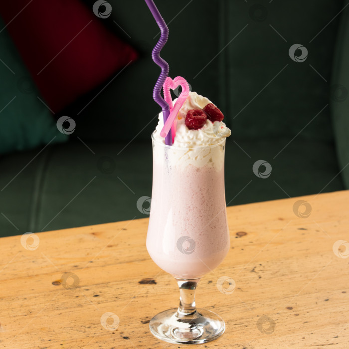 Скачать Снимок крупным планом полезного клубничного коктейля в кружке с трубочками для питья на деревянном столе фотосток Ozero