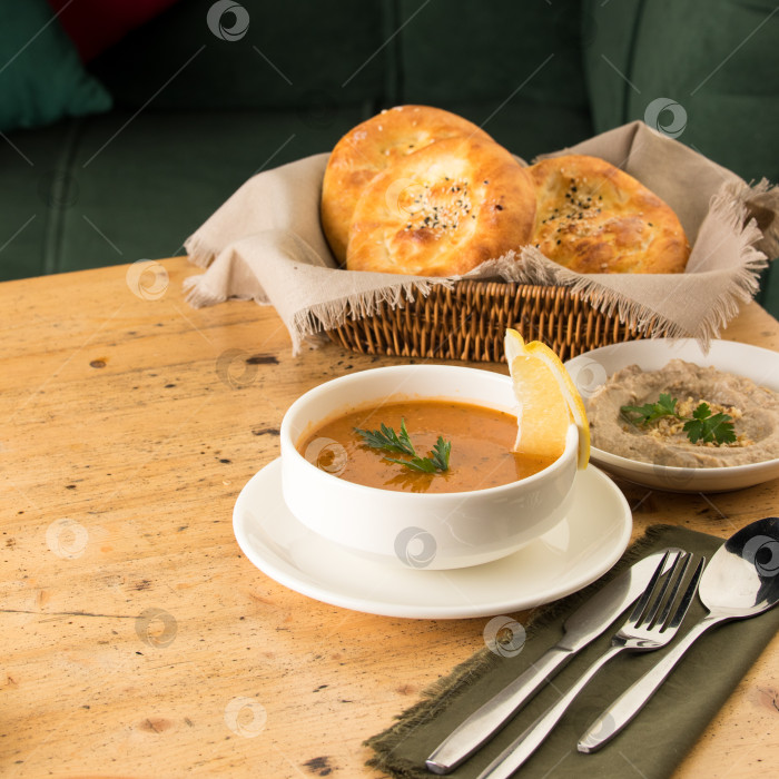Скачать Снимок супа и закусок крупным планом рядом с корзинкой с хлебом фотосток Ozero