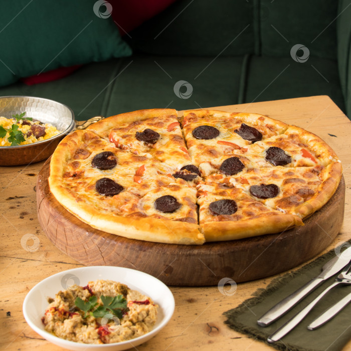 Скачать Крупным планом свежеиспеченная пицца на столе фотосток Ozero