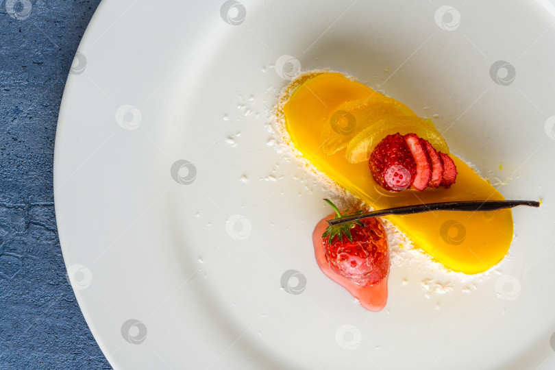 Скачать Снимок лимонного торта с клубникой крупным планом сверху фотосток Ozero