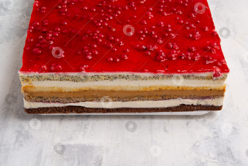 Скачать Угловой снимок многослойного торта со слоем желе из красной смородины сверху. фотосток Ozero