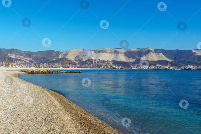 Скачать Морская галька на фоне синего моря на закате на пляже и под водой побережья Черного моря в качестве фона природы фотосток Ozero