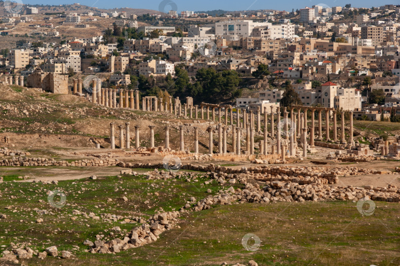 Скачать Римский город Гераса (Джераш, Иордания) - древний город, возраст которого составляет 6,5 тысяч лет. Вид с холма на главную улицу Гераса - Кардо Максимус. Кардо Максимус - прямая улица с высокими колоннами по сторонам фотосток Ozero