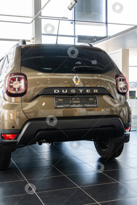 Скачать Крупный план задней двери бежевого внедорожника Renault Duster в автосалоне дилерского центра Renault.  Автосалон Renault в Мега Адыгея. фотосток Ozero