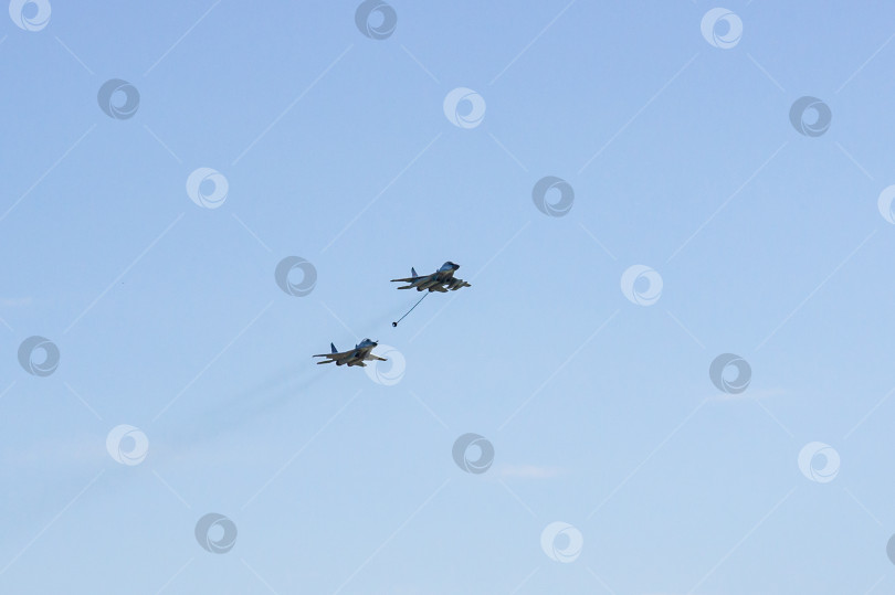 Скачать Российский многоцелевой истребитель МиГ-29 и истребитель МиГ-35 (НАТО-Fulcrum) демонстрируют дозаправку в воздухе над аэродромом летно-исследовательского института имени Громова. фотосток Ozero