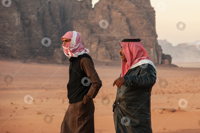 Скачать Бедуины в пустынной пустыне Вади-Рам. Горы в безжизненной пустыне напоминают марсианские кратеры. Размытый фон. Избирательный фокус. Вади-Рам, Иордания, 5 декабря 2009 г. фотосток Ozero