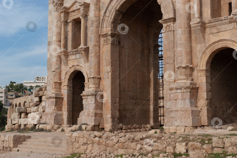 Скачать Римский город Гераса (Джераш, Иордания). Триумфальная арка Адриана с тремя сводчатыми арками была возведена в 129 году нашей эры. Триумфальная арка - главный вход в город-музей и его самая важная достопримечательность фотосток Ozero