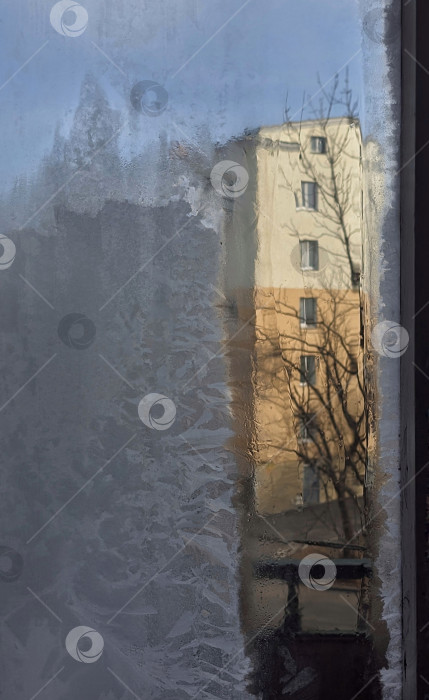 Скачать Вид в замерзшем окне фотосток Ozero