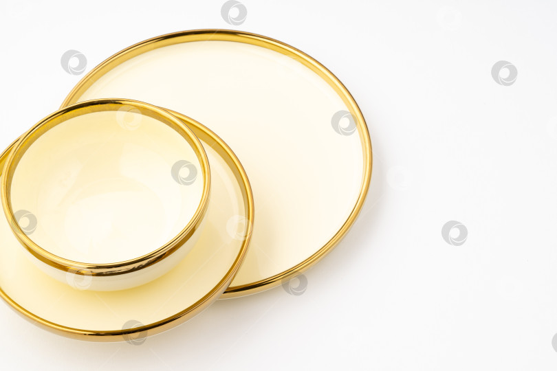 Скачать Роскошная керамическая кухонная утварь золотистого цвета на белом фоне фотосток Ozero