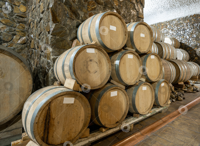 Скачать Деревянные винные бочки на винном заводе фотосток Ozero