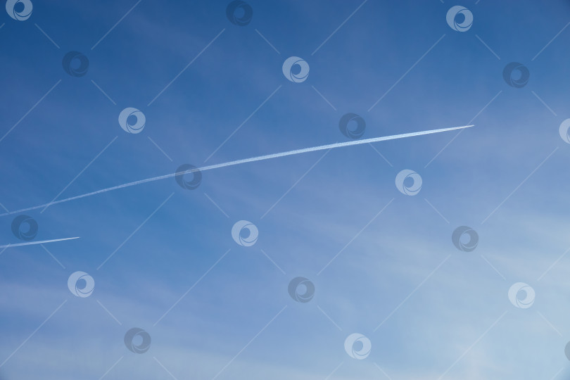 Скачать Следы от самолетов, конденсационный след. фотосток Ozero