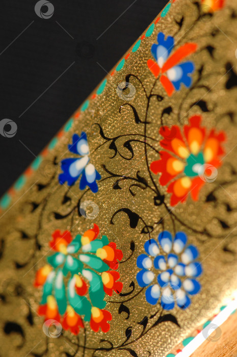 Скачать Крупный план красочной художественной росписи на коробке. Центральная Азия, Узбекистан фотосток Ozero
