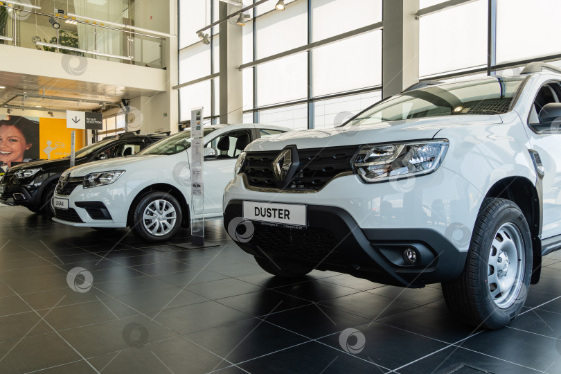 Скачать Белый внедорожник Renault Duster в модельном ряду автомобилей Renault в автосалоне дилерского центра Renault. Автомобиль крупным планом. Вид слева. Автосалон Renault в Мега Адыгея. фотосток Ozero