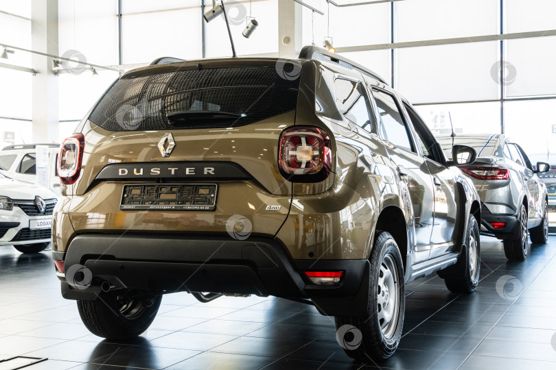 Скачать Бежевый внедорожник Renault Duster в автосалоне дилерского центра Renault. Крупный план задней двери автомобиля. Автосалон Renault в Мега Адыгея. фотосток Ozero