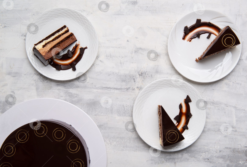 Скачать Снимок сверху с кусочками шоколадного торта на белой тарелке фотосток Ozero